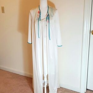 Vintage Jolie Two nightgown robe set